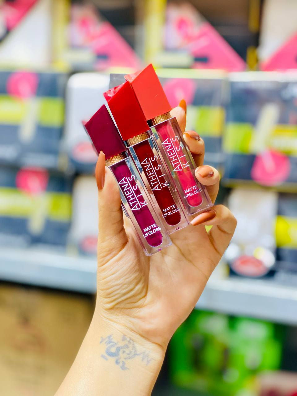 ملمع شفاه غير لامع (Matte Lipgloss).
يوفر لونًا مكثفًا، وتركيبة تدوم طويلًا، ومقاومة للتلطخ والماء. 
سيت حمر سائلة 💋 

قلم حمرة ثابته وابد ماتشقق الشفه جميلة وسهلة الدمج 💋

الوانه الجميلة 💋
كواليتي فووول 💋

يعني جمال الوانها ميختلفون عليها ثنين ثباتيتها عاليه يعني من احلى انواع الحمر كـ كوالتي عالي


**إذا كنت صاحب هذا الإعلان وتريد حذفه لأي سبب، رجاءا أرسل رسالة إلى الدعم الفني**