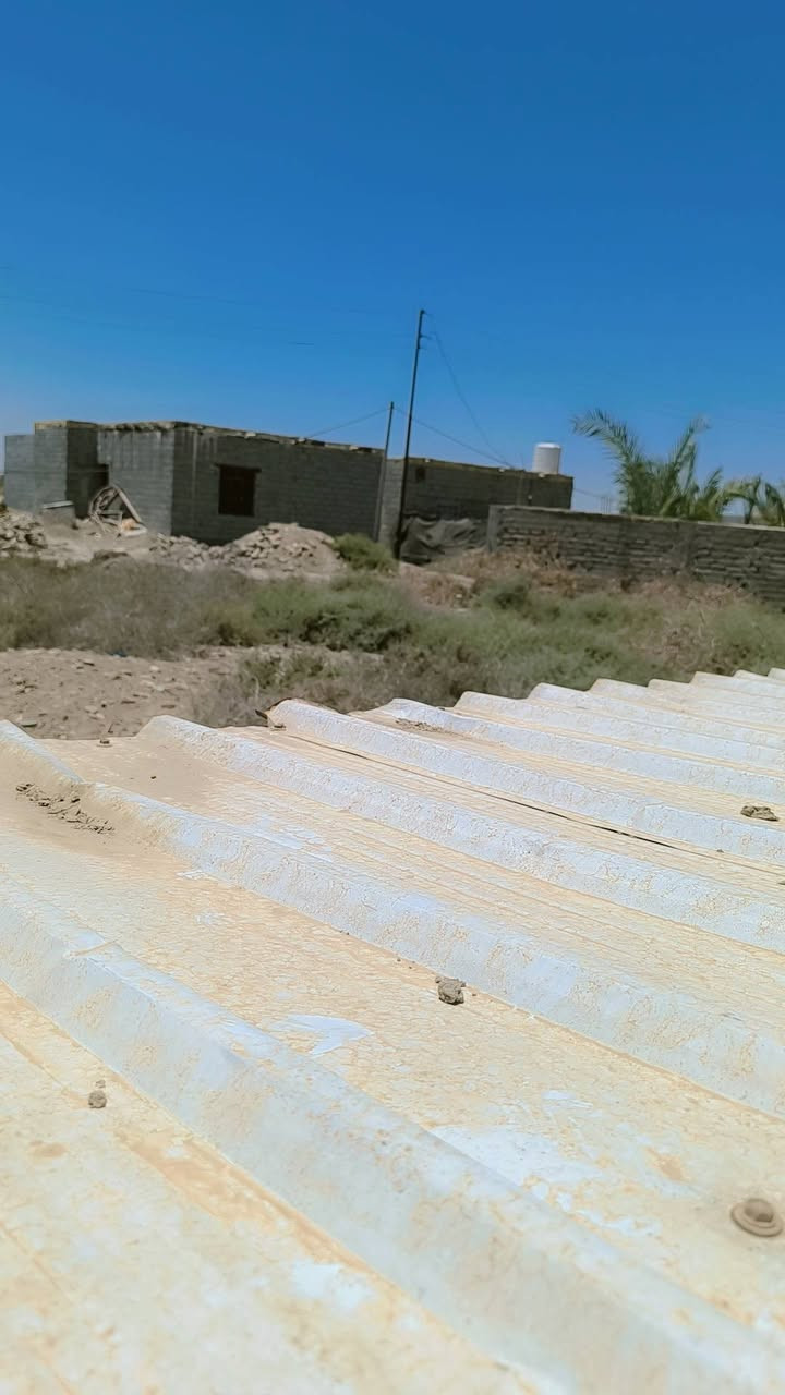 سقيفه للبيع الطول 6
والعرض 6.      جديده بدون اي ثقب الحديد الثقيل 
السعر  اتصل ***********
