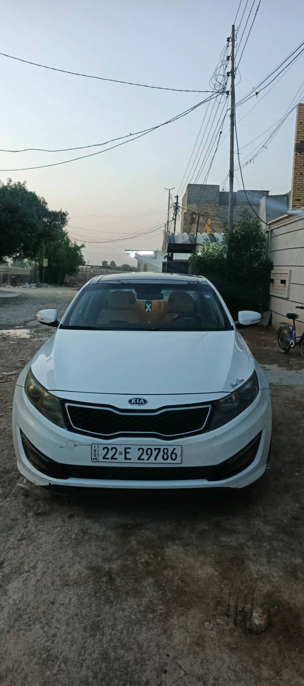 سيارتي كيا أوبتيما سبورت لاين، شكلها نظيف ومرتبة من داخل وخارج، اللون أبيض والداخلية بيج مع لمسات حمر، وشاشة وسطية وتنجيد مرتب. السيارة تبين محافظة ومجهزة بشكل حلو، ومناسبة للي يدور أوبتيما ستايل رياضي ونظيف.