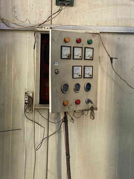 سلام عليكم دايو ٨ كهربائية راس توليد جديد الاصلي تجي اتحملهه بيدك بيه تبخير قليل يعني بلشهر كله ماتعبر الخمسه لتر للبيع ومراوس بومه ٢٥٠ جديده مكاني البياع وهذا رقمي ***********
