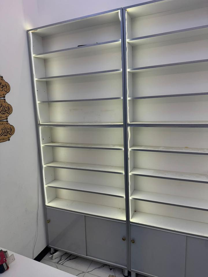 رفوف لون ابيض مع اناره السعر 100 الف ثنينهن مكانهم شعب لتواصل رقم ***********
