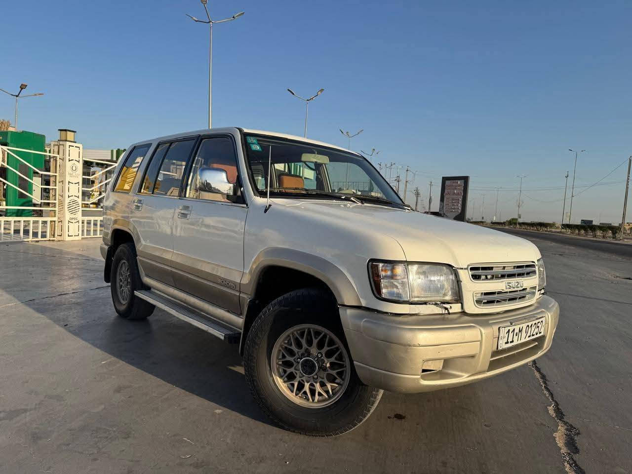 السلام عليكم 
ازوزا 2002 رقم بغداد باسمي اخذتها مزاد كانت الى شركة بريطانية تعمل في العراق كل شيء بها بلادي نضيفة جدا للبيع المكان بغداد السعر 80 و بها مجال للاستفسار الاتصال 
***********
