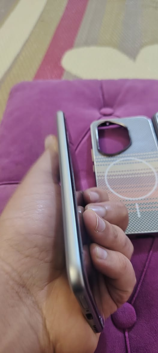 سلام عليكم لبييع هونر 400 برو 512/ ذاكره العشوائيه 12 مكفول من كلشي يريد ع الواتساب حياكم الله  ***********
