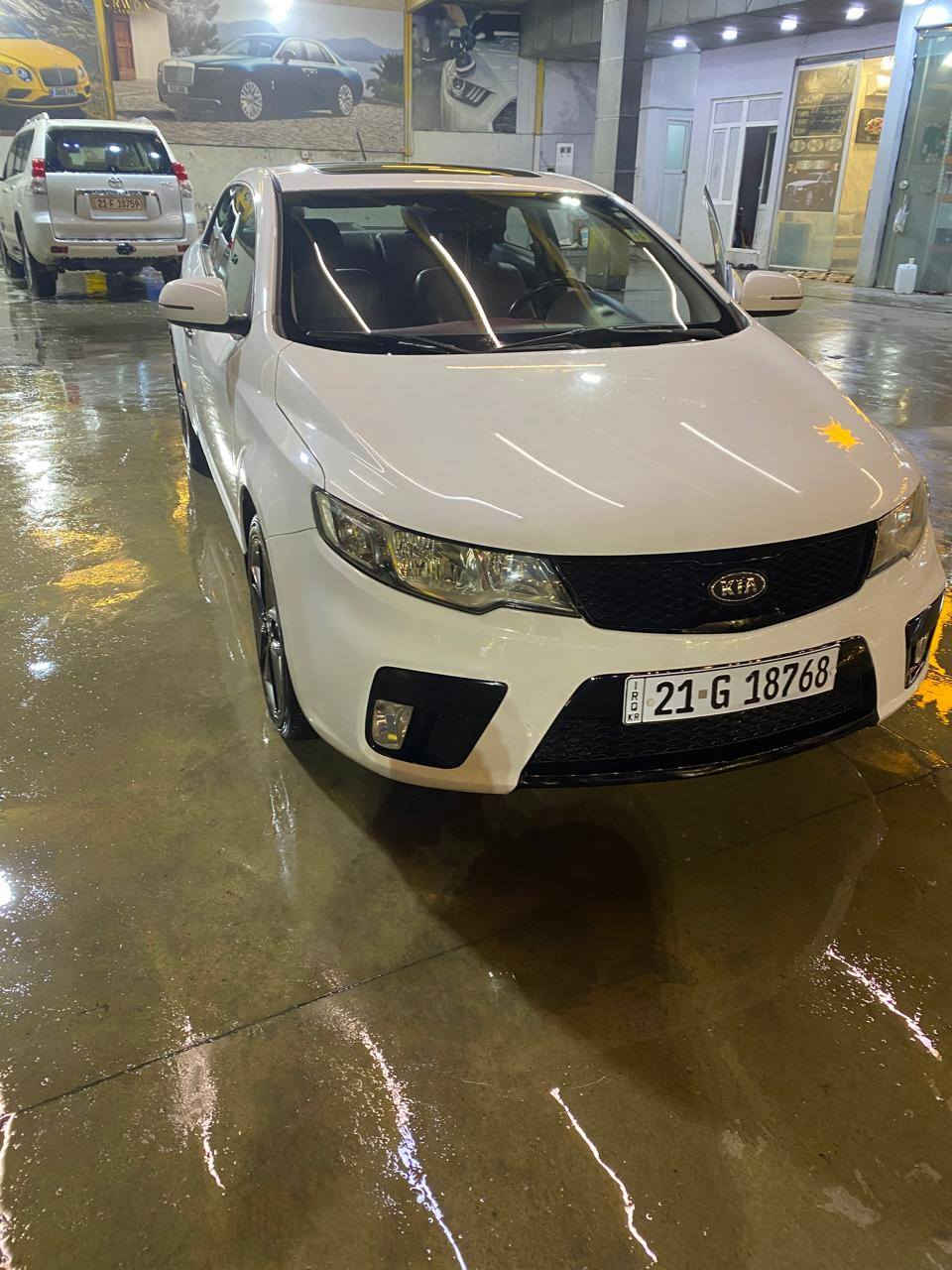 كيا فورتي سبورت موديل 2013 خليجي فول موصفات بيها فتحة سقف بيها ايضا شفت لون ابيض بيها صبغ بالجاملخ خلفي من باب بجانب سايق ضربة خفيفة صبغ وكالة و سعر 100 بي مجال حق جية كشنات نظيفة
رقم هاتف *********** السليمانية, العراق
