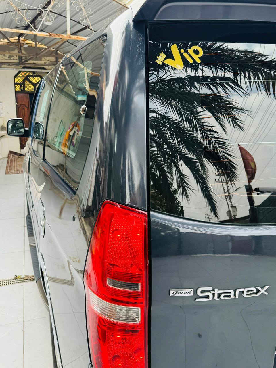 سلام عليكم هونداي استاركس ١٧اصل لون كحلي  للبيع كفاله عامه ما عدا جاملغ الخلفي رش نص فول تخم تاير توا شاده حداده عامه دوشمه ارضيه تنته جاهزه مكينه نص بنص سياره جاهزه جناي رقم قادسيه داخله هزه وضريبه راعيه بصره ومكان سياره بصره قضاء المدينه وبالعافيه الي ياخذه سعر ٢٢٥ وبيها مجال للجناي لاستفسار *********** //***********
