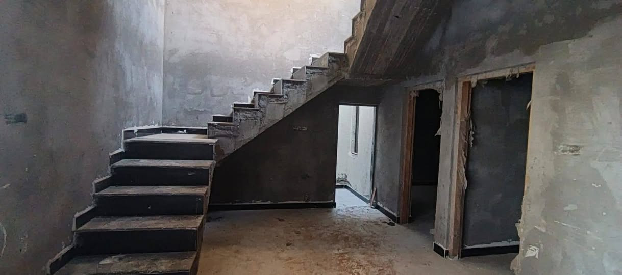 سلام عليكم دار للبيع مساحته 100متر العنوان جزيره شط العرب الفيروزيه شارع 9 شوراع تبليط مافت الخدمات يبعد عن الشارع العم لربع سايدات 300متر يتكون البيت غرفتين وصاله وستقبال ومطبخ وحمامات  السعر 68وقابل للتفواوض للتواصل رقم***********
