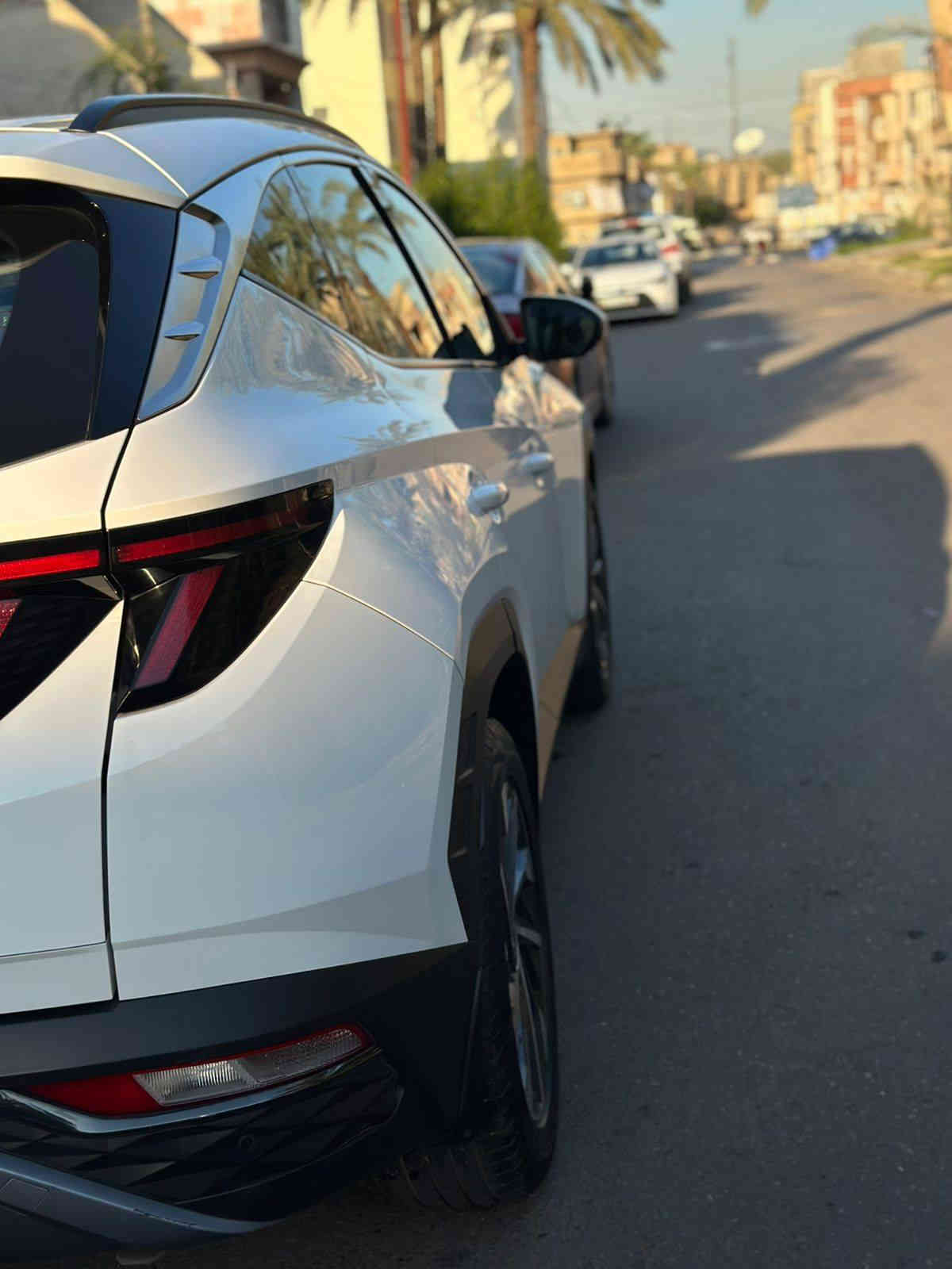 السلام عليكم للبيع فقط توسان خليجي ماشية ١٧ الف كيلو متر حقيقي موديل ٢٠٢١ 
مواصفات حساسات شاشة لمس مانع انزلاق هند بريك دكمة  نظام ترحيب وتشغيل عن بعد بيه هواي مواصفات والسيارة مال جناي حيل نظيفة والسيارة بسمي السعر شتين وعشرين ورقة وبيهة مجال حك الجية والسيارة بعد ريحة الشركة بيهة للاتصال *********** مكان السيارة بغداد شاؤع فلسطين
