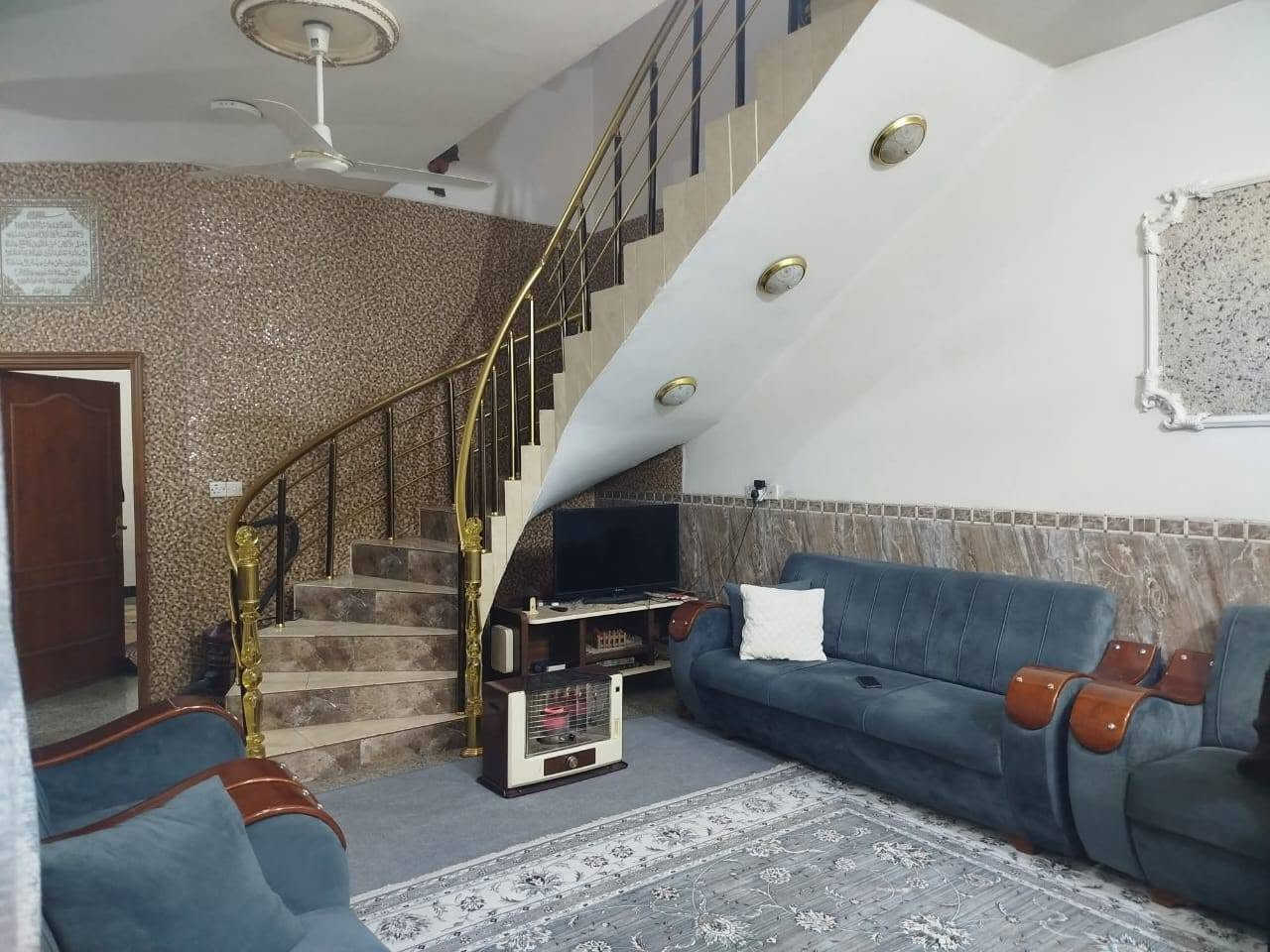 🏡 دار سكني طابقين للبيع 🏡
📍 الموقع: الحلة – حي الجزائر الأولى
📌 بالقرب من مكبس  التمور
📐 المساحة: 130 متر مربع
📏 الواجهة: 6.5 متر
📏 النزال: 20 متر
✨ مواصفات الدار: ✅ ثلاث غرف نوم
✅ صالة مريحة
✅ هول واسع
✅ مطبخ بارد
✅ مطبخ حار
✅ تصميم عملي ومناسب للعائلة
🚗 تبعد عن الشارع العام حوالي 100 متر فقط، بموقع هادئ ومميز وقريب من جميع الخدمات.
💰 فرصة ممتازة للسكن 
📞 للاستفسار والمعاينة: مكتب سند للوساطة العقارية والتصميم الهندسي
📱 ***********
📱 ***********
👷‍♂️ بإدارة المهندس أحمد :::
