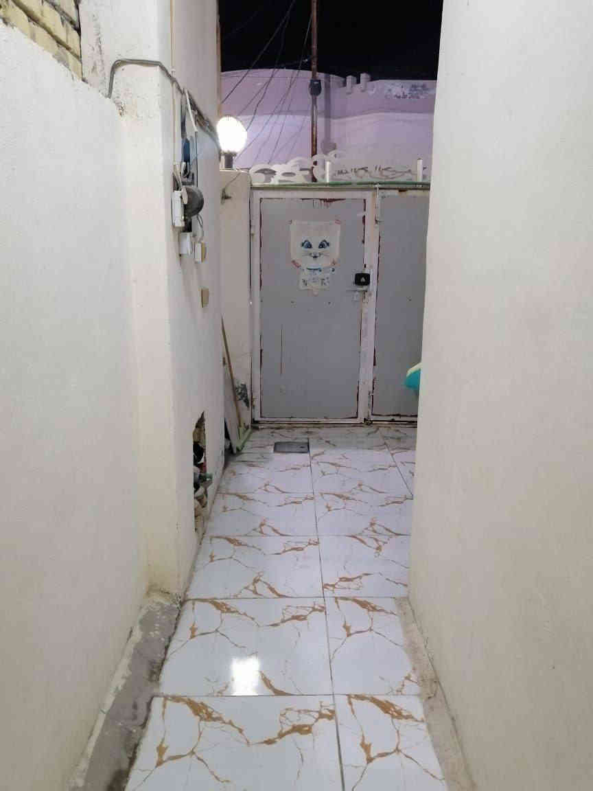 السلام عليكم
للإيجار المساحه 100م يحتوي على 
/غرفة/صاله/مطبخ/استقبال/صحيات داخل وخارج
#العنوان مقابل قريه الغدير _شارع المطحنه ثالث فرع يبعد عن الشارع العام 500م كلشي متوفر وقريب عالبيت
الإيجار قفل 250 الشهر 
استفسار اكثر الاتصال عالرقم
***********
