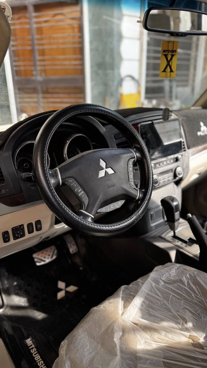 السلام وعليكم
باجيرو 2014 GLS فول ((عدا الدمام فقط))
سيارة نظيفة استخدام قليل ما ناقصها شي  
محرك 3500 المرغوب 
ماشية 91 الف كيلومتر 
محرك وكير بحالة ممتازة ، بلكات نوزلات اصلي وكالة
تبريد ثلج فريز جديد غاز امريكي 
مكفولة من الضربة والصبغ 
فقط تكحيل شخوط 
وبيها رصعة بسيطة بالدعامية الخلفية مثل ما موضحة بالصورة 

المواصفات

كشنات جلد تحكم كهرباء
فتحة سقف 
تحكمات ستيرن 3 اتجاهات اوامر صوتية بلوتوث
مري شفط كهرباء
4 حساسات خلفية + كاميرا خلفية
شاشة اندرويد ممتازة
منظومة زنون عالي ناصي قوية
كشافات ضباب زنون

رقم اربيل الجديد تحويل مباشر
سنوية 2029/9 

السعر 180 ورقة وبيها مجال
المكان بغداد 
*********** موجود واتساب
