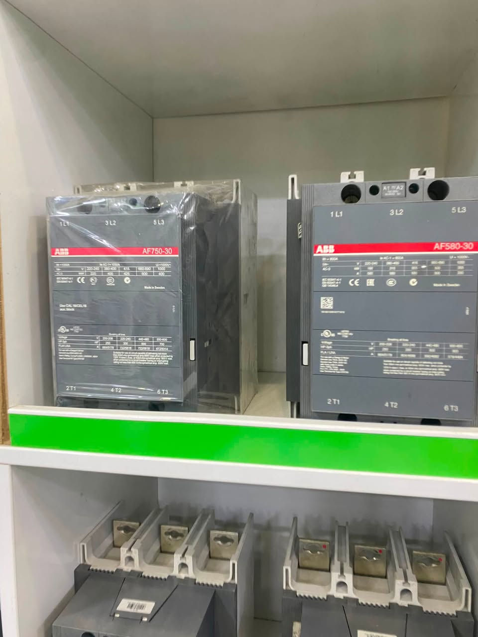 **🔥 وصل حديثاً 🔥**
**كونتكترات + قواطع Schneider / ABB**  
**جميع الأحجام متوفرة من 100 أمبير إلى 3200 أمبير**

✅ **بضاعة أصلية - منشأ فرنسي**  
✅ **ضمان سنة كاملة**  
✅ **أسعار جملة خاصة لأصحاب المحلات والمشاريع**  

**المتوفر حالياً:**  
- كونتكتر Schneider TeSys  
- قواطع MCCB - ACB Schneider + ABB  
- قدرات: 100A - 125A - 160A - 250A - 400A - 630A - 800A - 1000A - 1250A - 1600A - 2000A - 2500A - 3200A  
- كويل 220V / 380V حسب الطلب

**الكميات محدودة والأسعار تنافسية جداً**  
للحجز والاستفسار:  
📞 [رقمك]  
📍 [عنوانك]  
الاتصال *********** واتساب 
🚚 يوجد توصيل لجميع المحافظات
ا
#كهربائيات #قواطع_كهرباء #شنايدر #ABB #كونتكتر #مشاريع_كهربائية #أسعار جمله
