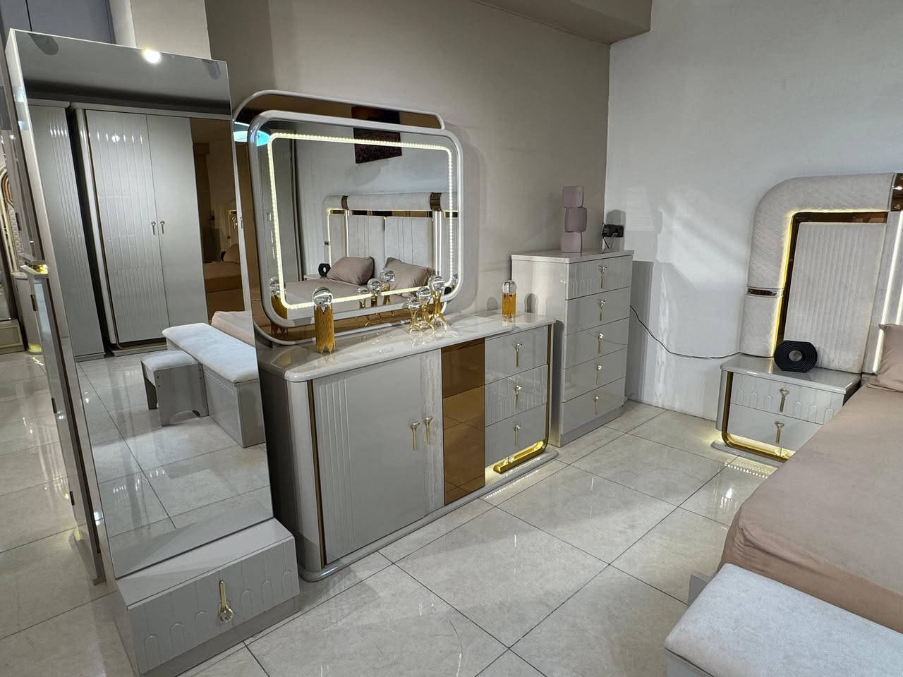 بعض القطع الفنية لاتحتاج الى وصف .😍.
فجمالها ودقة ابداعها يغني عن كل الكلام...,😍
 تركي  اصلي المنشأ بتصميم راقي يحقق كل ما تتمناه🥰
🌷كل هذا تجدوه لدينا🌷

#اثاث_عصري #اثاث_كلاسك #موديلات #فخمه 

✨ مــــجمع  السند يقدم لكم غرف نوم  

        

كل ما هوا جديد ومميز تجدونه  مجمع السند😍

العنوان تكريت شارع الزهور مقابل احمد العبيدي........

          لسنا الوحيدين لكننا الافضل 😍
الاستفسار اكثر يرجى مراسله الصفحه او الاتصال بالأرقام التاليه 
***********

***********
