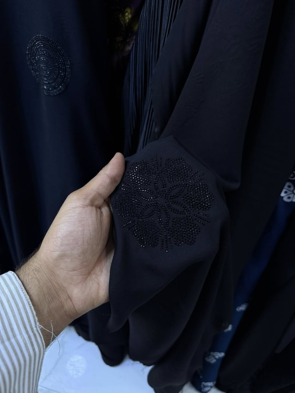 كشمير كابوي الأصلي سواد درجه اولي سعر المتر 4 سعر القطعه مترين ونص 10 
متوفر توصيل الديوانيه والمحافظات 📦🚐


**إذا كنت صاحب هذا الإعلان وتريد حذفه لأي سبب، رجاءا أرسل رسالة إلى الدعم الفني**