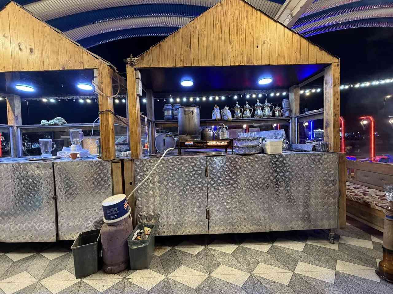 سلام عليكم  ميوزه البيع ميز الشاي قياسه مترين ونصف وميز العصير قياسه مترين المكان نجف للاستفسار على هذا الرقم ***********
