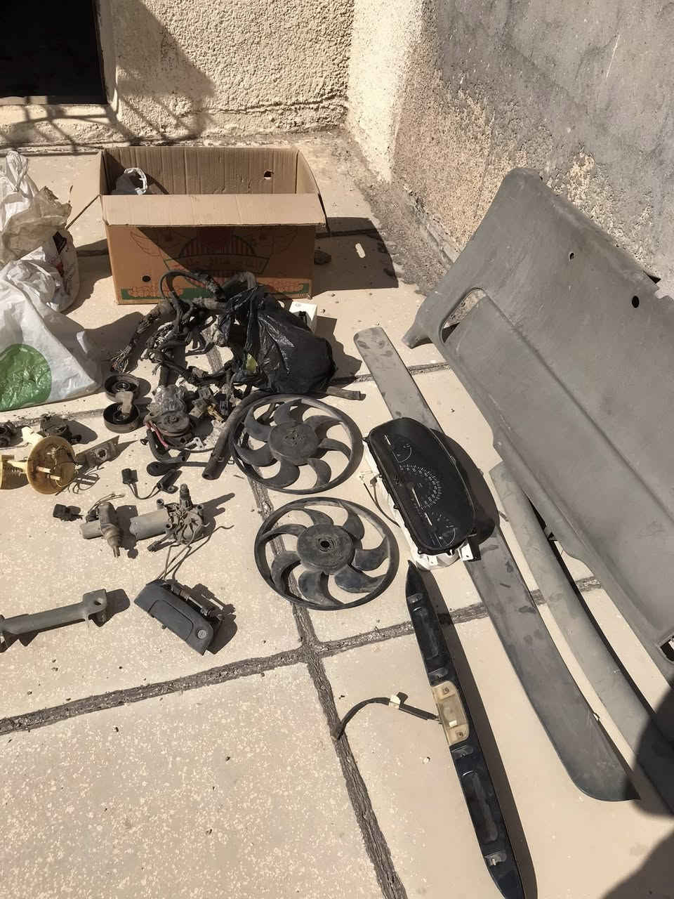 السلام عليكم اخواني ،عندي غراض دوج كرايسلر ٧ راكب من موديل ٩٦-٢٠٠٠ اللي يريدها يتصل على تلفوني ويجي ياخذها بالف عافية فقط اريد منه الدعاء لامواتنا ،عنواني حي الجهاد/الاطباء وتلفوني *********** ابو عبد الله إخوان مجانًا لوجه الله ثواب على روح الاموات ،اتصل ولاتراسلني على الفيس مااجاوب ،تعال اخذهن وادعيلنا والله وياك
