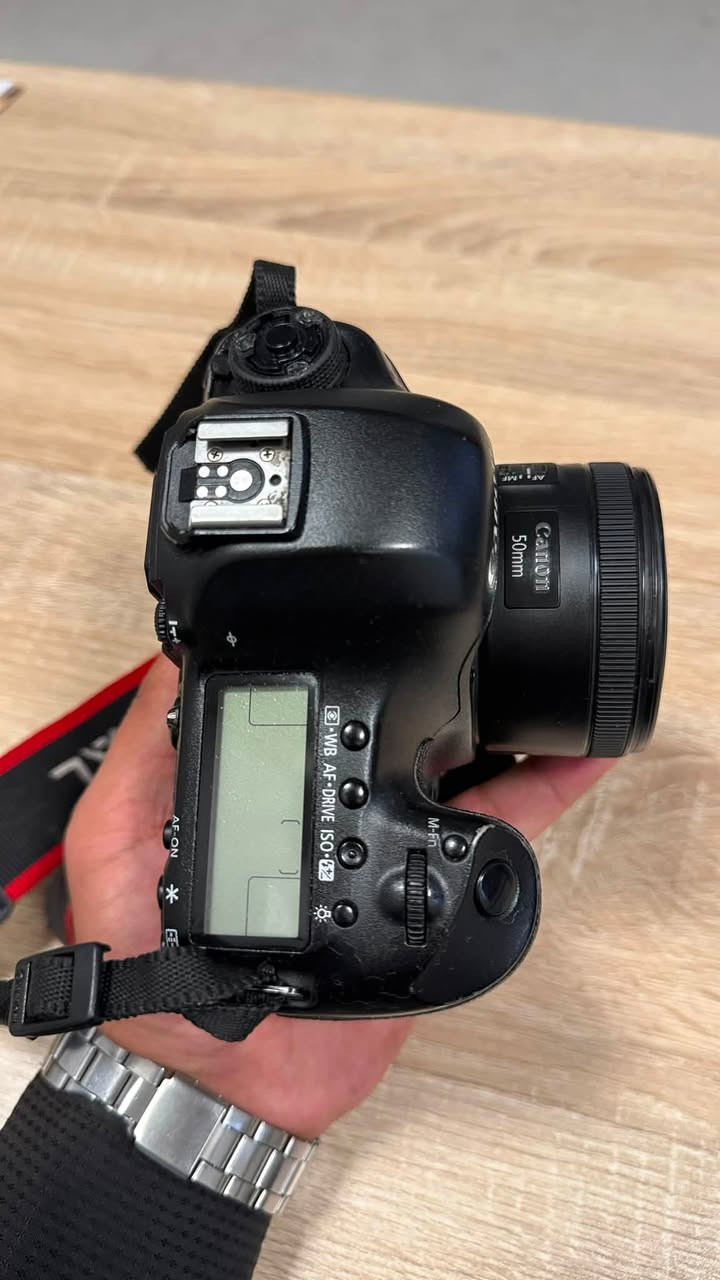 كانون 5D مارك 3
ملحقاته 
بدي 
عدسة 50 ملم فتحة 1.8
بطارية 
شاحنه 
حزام كتف 
مكاني بابل 
التوصيل مجاني 
للإستفسار والاتصال 
***********
