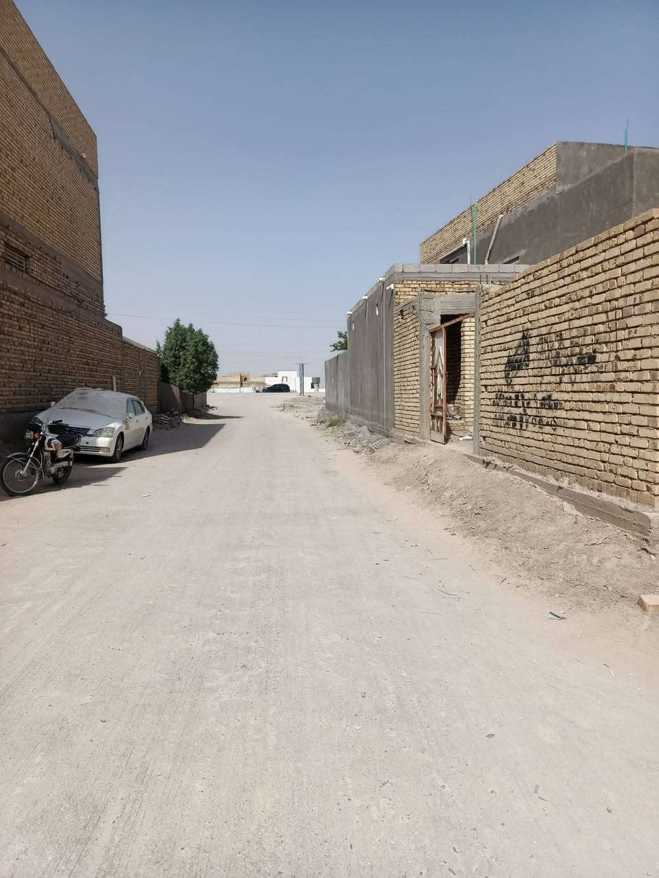 إسلام عليكم قطعه للبيع حي الحسين شارع صورت الإمام الحسين ثاني قطعه عن الشارع العام كافت الخدمات موجوده قطعه جاهزه مدفونه وكامله حصيره داير مداير القطعة صحيات منهوله وجهيه بيه قطعه ركن عله شارعين مساحته ٢٠٠
***********
