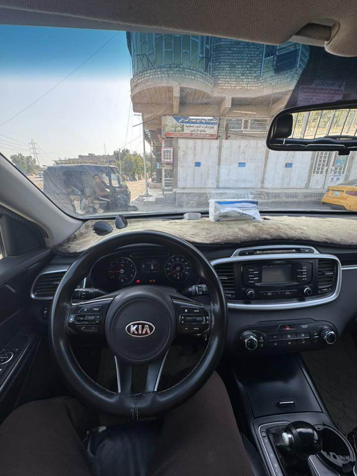 السلام عليكم
كيا سورينتو ٢٠١٦ محرك V6 سبعه راكب
سياره حلوه ماشيه تقريباً ١٠٠ الف 
سياره حادثها من امريكا بنيد فقط وبلعراق صار بيها بارد جزء من الباب وجزء من الجاملغ
كير محرك خير من الله 
مكاني بغداد حي اور 
سعرها ١٧٥$ وبيها مجال شي بسيط
‎للأستفسار والتواصل ***********
