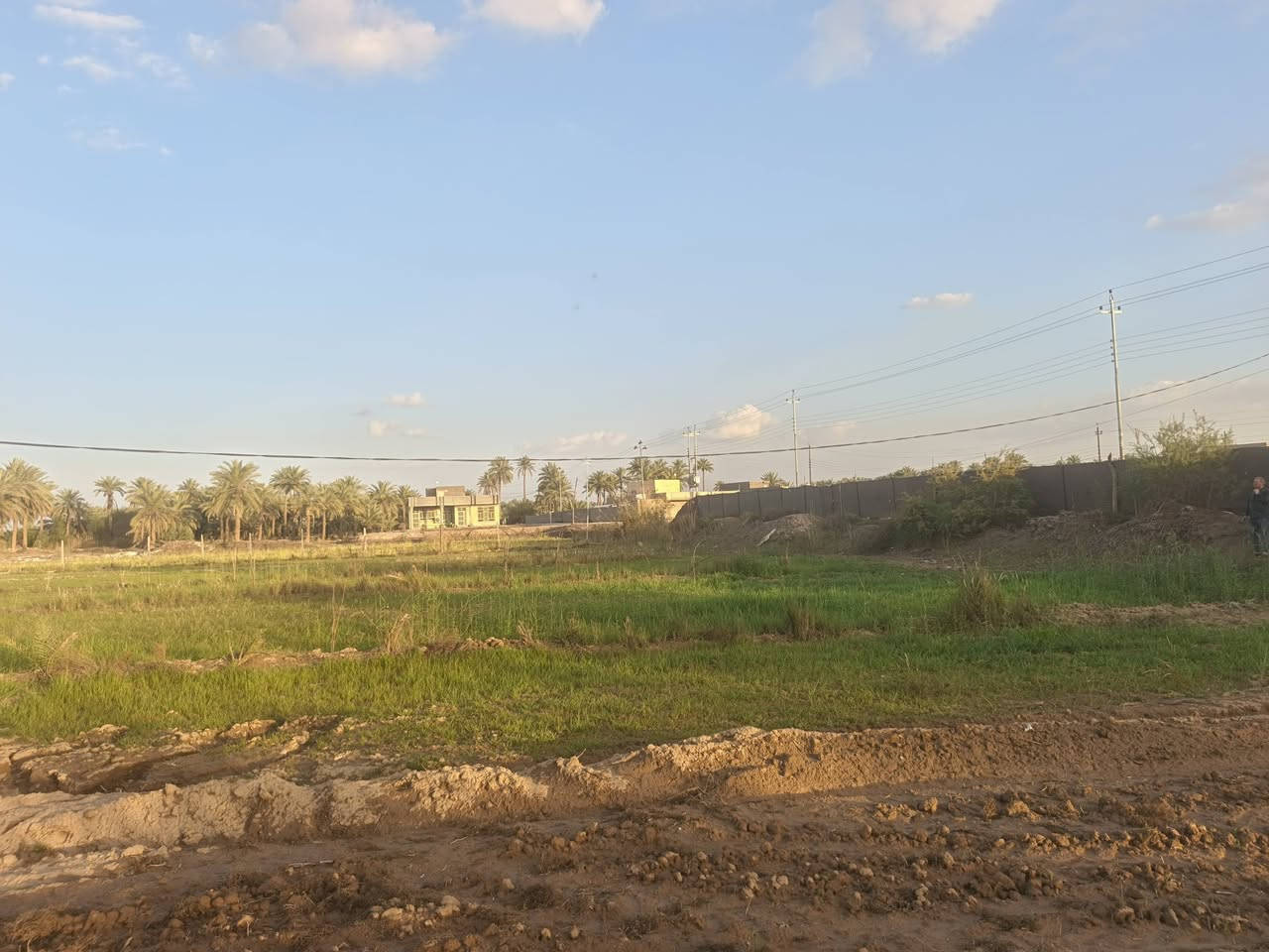 سلام عليكم قطعه أرض طابوا سند ٢٥ تحويل مباشر مساحه دونمين ع التبليط مباشر واجهه ٣٠متر ونزال ١٧٠متر منطقه هادئه ومتوفره فيها كامل الخدمات من شارع تبليط ومولد خط ذهبي وكهرباء ضغط عالي ماء أسأله وماء سقي كما متوفر في الصور و الواقع علما أن الأرض تصلح للمشاريع والسكن والزراعه ..موقع الارض المحاويل مزار العلويه فطوم بنت الإمام الحسن عليهم السلام  وبسعر جدا مناسب 
***********
