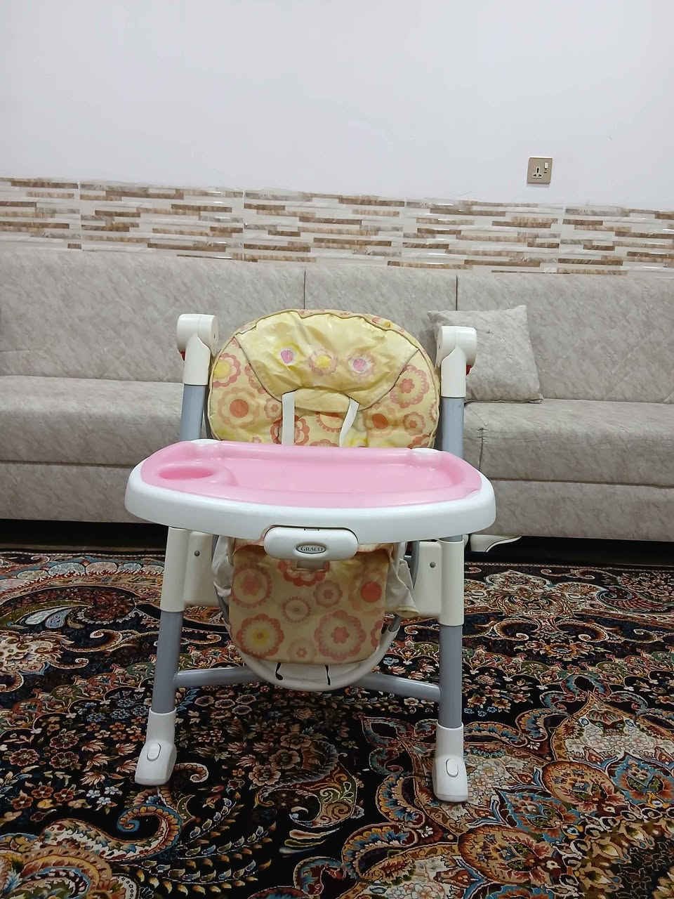 کورسی نانخوادنی مناڵ مارکەی Gracoo ی ئەمریکیە، بەرز و ئەکرێ بۆسەر عەرز و بۆسەر مێزیش ئەبێت ، سێ سینیە ، سینیەکیانی سابتە ، دو سینی تری پێوەیە هەردوکیان لێدەبنەوە سینی دوەمی کەڤەری هەیە کەزۆر ئاسان کاریە بۆ کاتی پیس بون ، قایشی بەستنەوەی هەیە ، کورسیەکەی پاڵ ئەخرێ بۆخەوتن ، بچوک ئەکرێتەوە بۆناوسەیارە 
زۆر تۆکمەیە و زۆر مەزبوت و بێعەیبە
سعری زۆر گونجاوەقفڵی 35 هەزارە بێ معامەلە
سلێمانی ، گەیاندن هەیە*********** السليمانية, العراق
