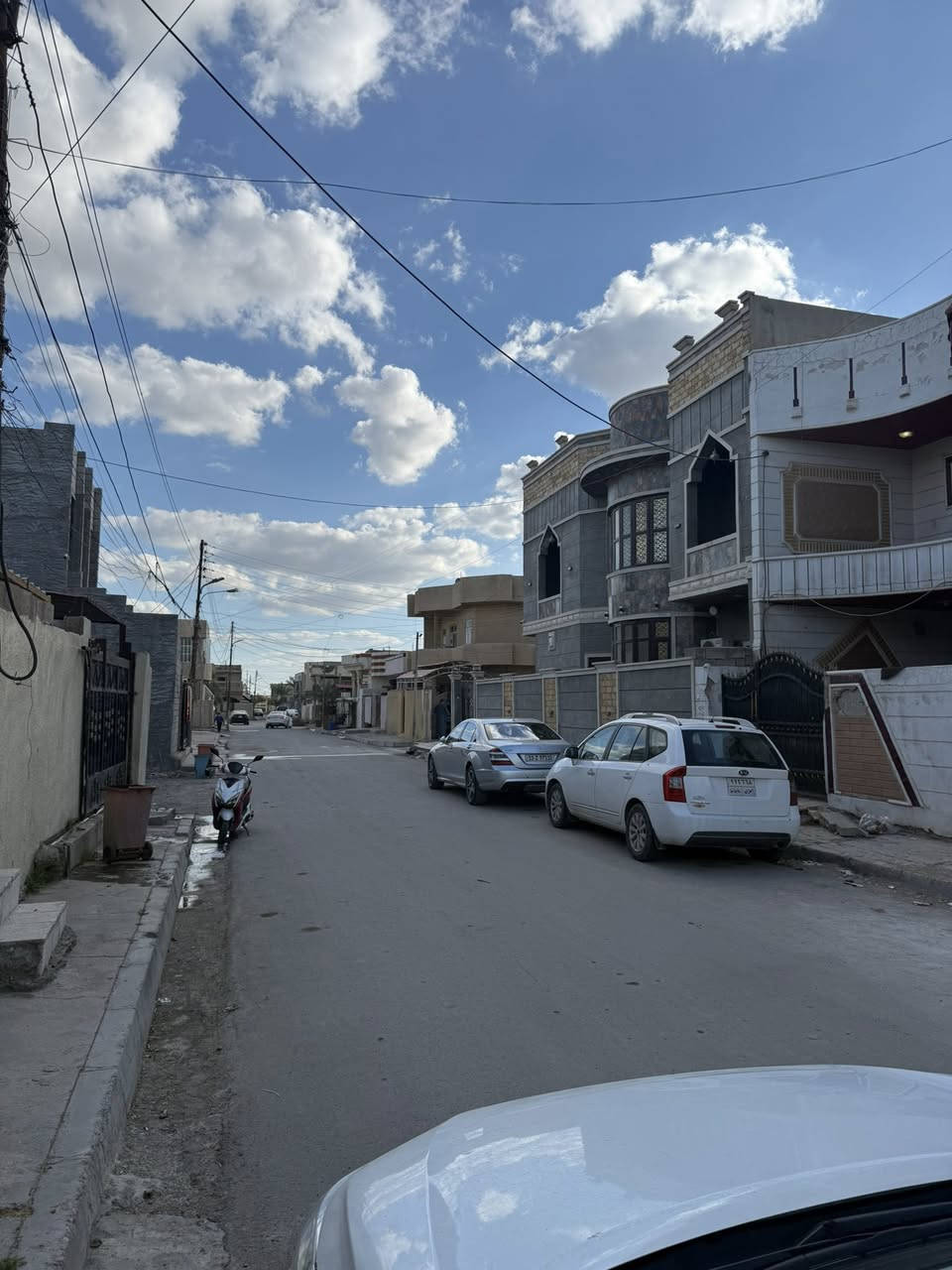 دار للبيع مساحه 140 متر ركن واجها 10 شارع عريض 
موقع مميز حي الجمعيه طابقين ثلاث غرف نوم السعر 165✅
***********
