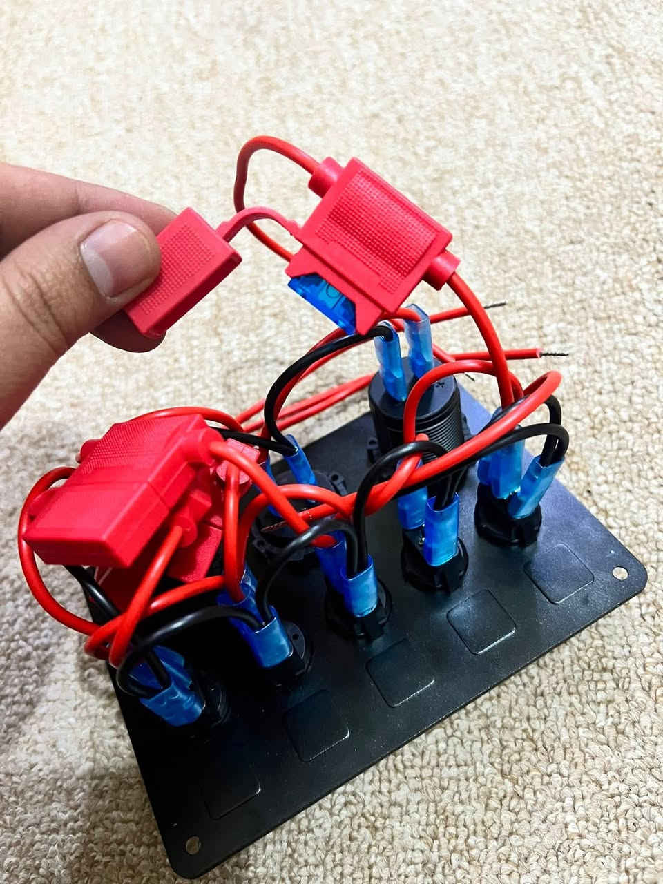 السلام عليكم 
كونترول تحكم مخصصة لسيارات الاوف رود تكدر تربط عليهه البلوجكترات الخارجية والإنارة وجميع الاشياء الخارجية 
وتوفرلك مكان للجداحة + دبل USB لشحن الهاتف 
مزودة بفيوزات لكل خط شغلهه جدًا مرتب ومايتعب 
***********
