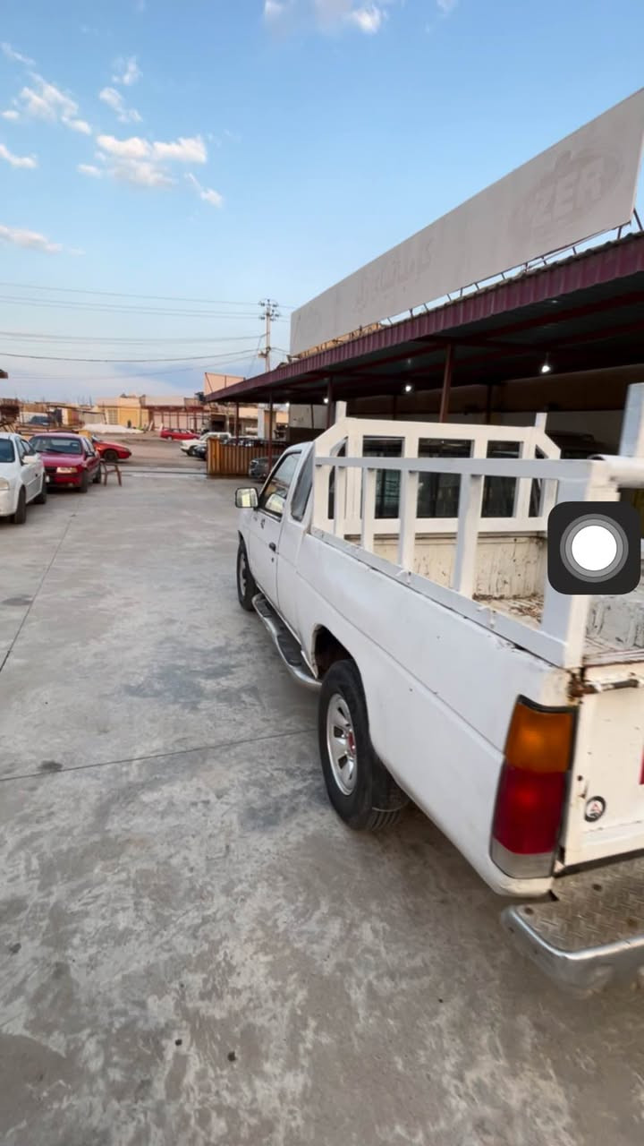 نیسان 1993 سعر 25 ومجال
تحویل وکالە خرامە ب شەرت
بی دەعم و لیدان و سبخ
3 ورقە خرامە ل سعر دیت خوار
تەخم تایر گیر مکین ب شەرتن
شوین روڤیا/*********** اكر, نينوى
