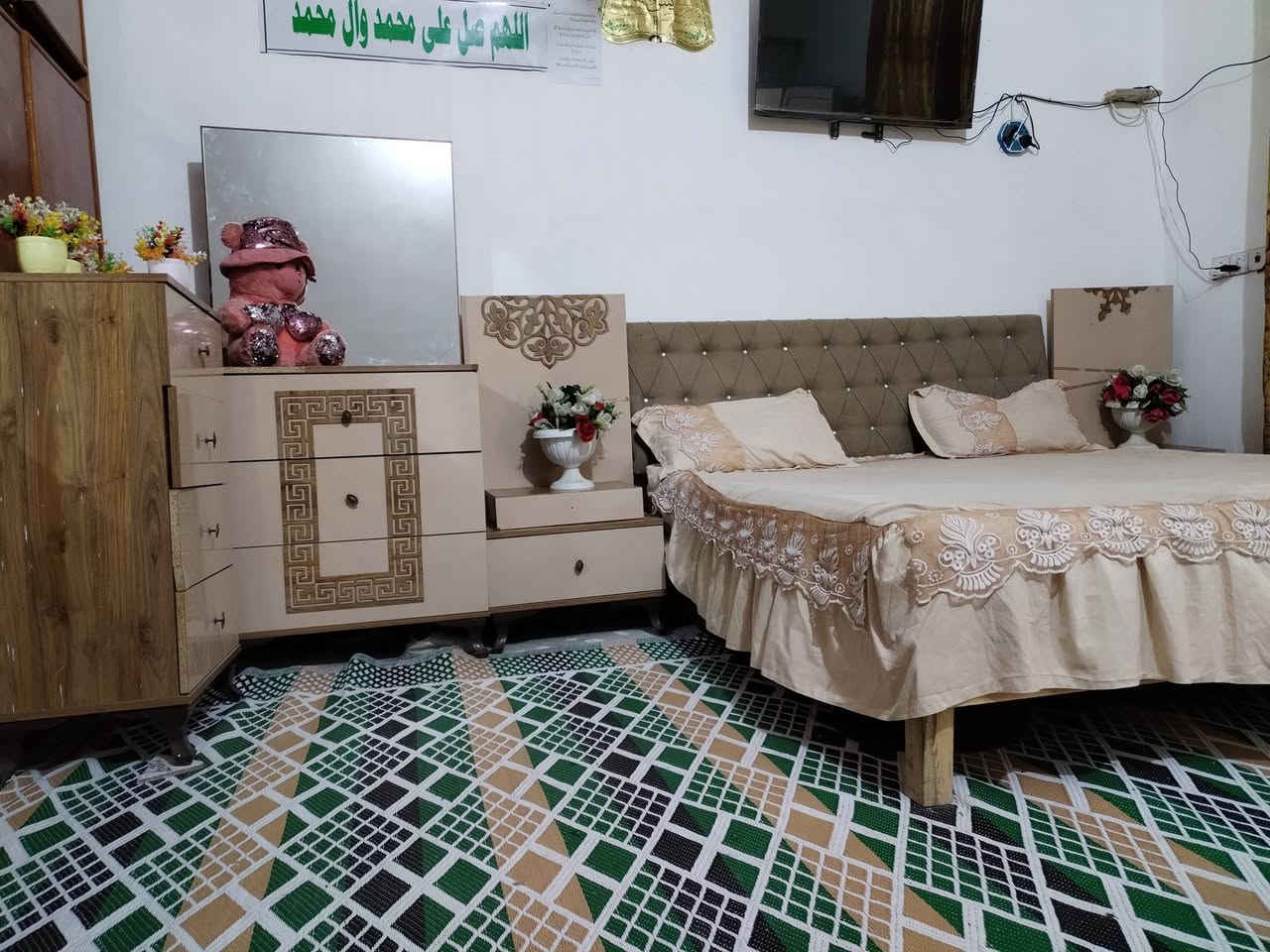 غرفه لون بيجي صاجي نظيفه بسعر مناسب ٢٥٠ الف وبيه مجال قليل عنوان طوريج ***********
