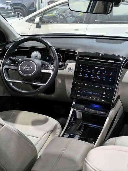 للبيع هيونداي توسان موديل 2024
وارد امريكي ضرر بسيط
--------------------------
 * المواصفات * SLE 🏅🥇
فتحة سقف 
بصمة دخول ذكي تشغيل عن بعد 
رادار تحديد مسار مثبت سرعه 
كشنات جلد - كهرباء - تدفئة 
جنطة كهرباء - شاحن لاسلكي 
اشاير مري 
لايت LED أمامي خلفي
شاشة اندرويد أوت - أبل كار بلي 
شاشة عداد دجتل
مود درايف 
تبريد قطعتين مناخ منفصل تحكمنا لمس 
باقي المواصفات موضحة بالصور 
---------------------------
الضرر..
بارد بالجاملغ فقط الباقي كفالة 
إرباك استيرن 
عداد المسافات 14 الف mi
صور الحادث مرفقة بالمنشور 
السعر 💸 💸 (( 215 )) بي مجال 
للاستفسار الاتصال على الارقام التالية 

☎️ - ***********

☎️ - ***********
