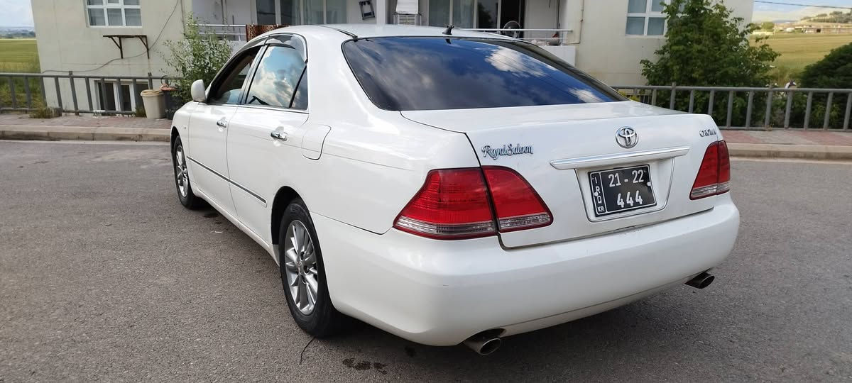 ڕۆیاڵ 2005 بڕاوە
182 گەورە بەگەورە بێ دووکەڵ 
کامل مەسرەفی کراوە
جامی هەڵ گیراوە
شوێن بڕاوە دوراوەتەوە کامل پارچەی لێ دراوە 
یەک گڵۆپی شاشەی ئیش ناکات 
برێک بەستراوە 
ڕۆنی گیێڕوو مەکینە گۆڕاوە
چوار تایەو ویلی نەوتی تازەی لەژێرە 
بلوتوس بیلادی بۆ بەستراوە 
٣ دوگمەی پەردەو ڕادارە ناو زەرد 
ساجی نەشکاوە
حماموو پۆڵیش کراوە
دەعامی بۆ دەعامی بەشەرت 
شوێن قەڵادزە
***********
***********
