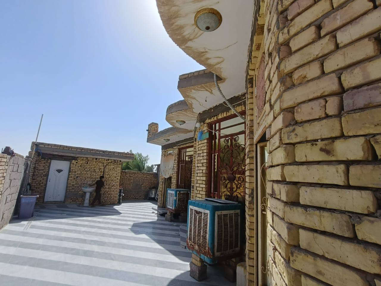 سلام عليكم
على بركه الله
بيت زراعي يحتوي على اربع غرف وصاله 11في 4 + دوانيه 8 في 4 الغرف 3ونص في 5 ونص ومطبخ بارد3 في4 ومطبخ حار 3ونص في3 صحيات داخليه وخارجيه +ترك حرف L كونكريت مسلح وبناء طابوق حديث  وكراج سياره كبير  سراميك بورسلين ارضيه وجداري يبعد عن شارع التبليط 30 متر فرعي العنوان غراف طريق الحمزه مجاور سيد مرتضى جعفر باقي التفاصيل عبر الهاتف *********** مساحه البيت 340متر
