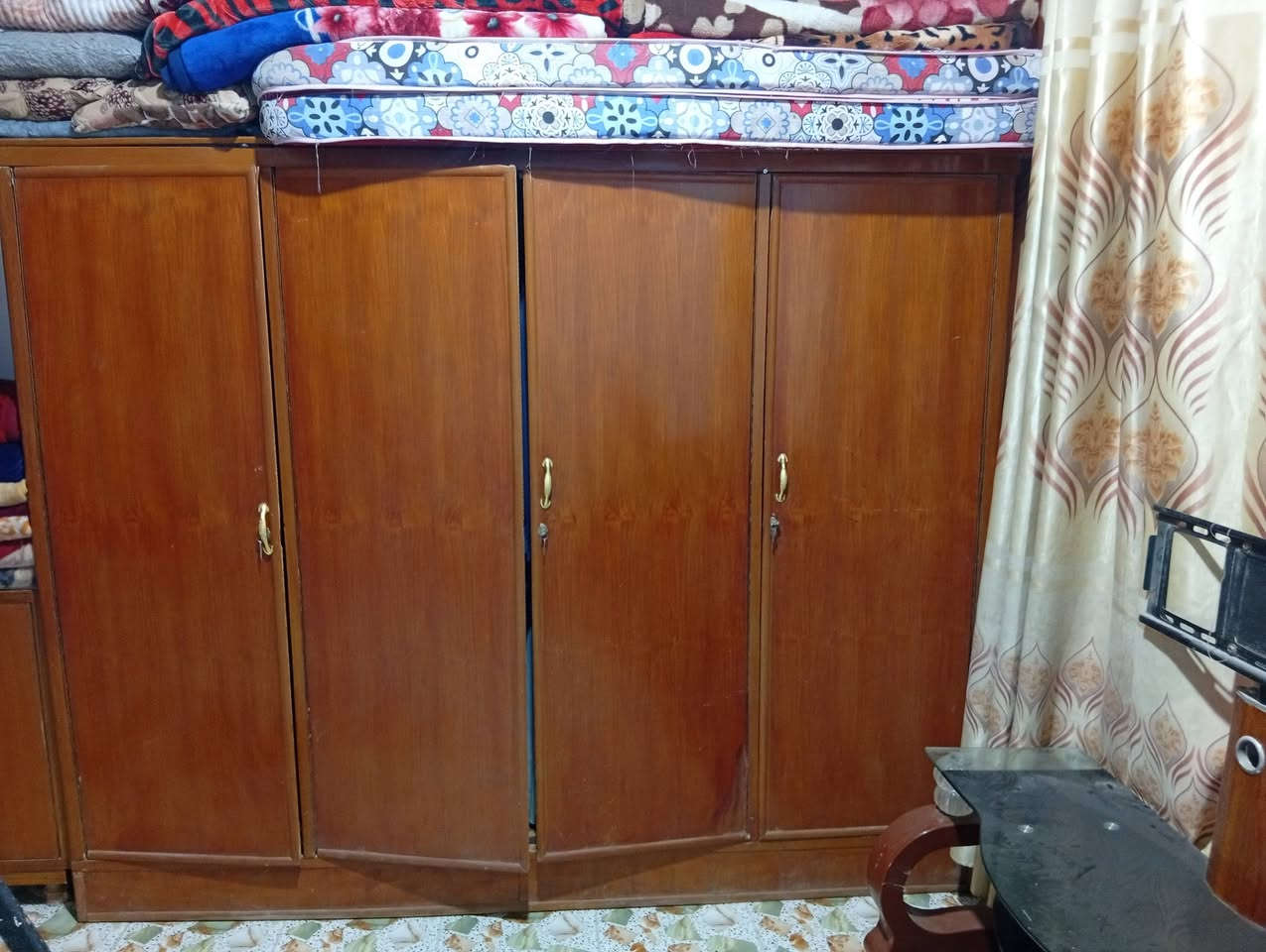 يوجد كنتور 4 بيبان نضيف وجرارات العدد 4 ويوجد بوفيه 3 خانات البوفيه نضيفه؟ السعر 300 وبيهن مجال 
العنوان: النجف الاشرف شارع نجف كربلاء طريق يا علي عمود 201 قرب معمل غاز النجف الاشرف الشمالي
التواصل عرقم : ***********
