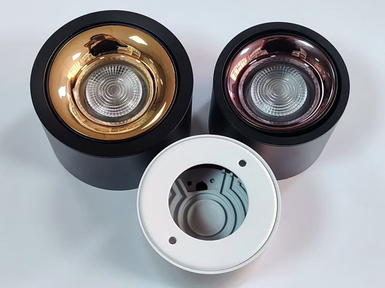 Adjustable angle spot light.surface mount 
Aluminum housing 
6500k-3color


**إذا كنت صاحب هذا الإعلان وتريد حذفه لأي سبب، رجاءا أرسل رسالة إلى الدعم الفني**