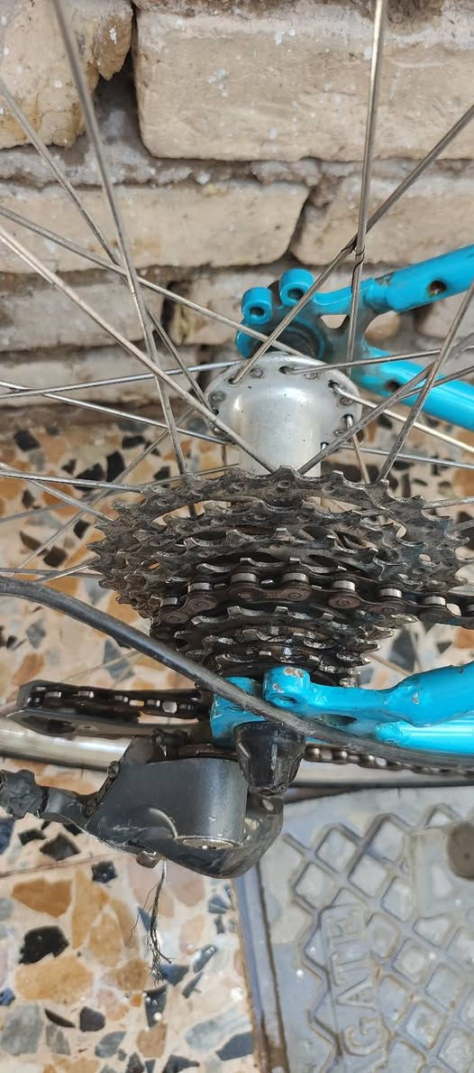 السلام عليكم
دراجه C700 
كير خلفي عوزه تقسيم 
مخدات تعبانه و يدات مالته 
دراجه حديد 
سستم مالته شيمانو كلاس 8*2 
سعر 110 بيه مجال 
مكاني كوت و يوجد توصيل 
***********
