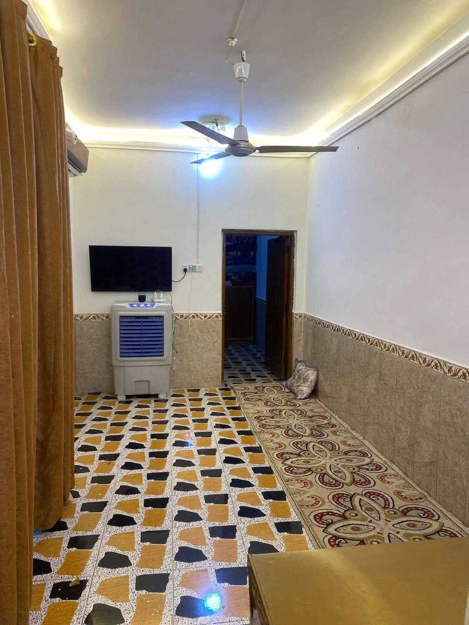 بيت للايجار يتكون من غرفة+صالة عدد2+ مطبخ +صحيات داخلية وخارجية ..المساحه 100م العنوان حي الوحده للاستفسار الاتصال على الرقم ***********
