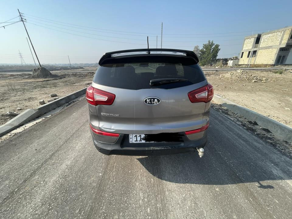 السلام عليكم 
سبورتج مديل ١٢ امريكي رقم بغداد أنكليزي بسمي مكينه ٢٠٠٠ دوش الممشى ١٣٠مايل حادث جاملغ ايمن امامي وبنيد مكان بابل محاويل الامام سعر ١٢٠ للاستفسار الاتصال عـ ***********
