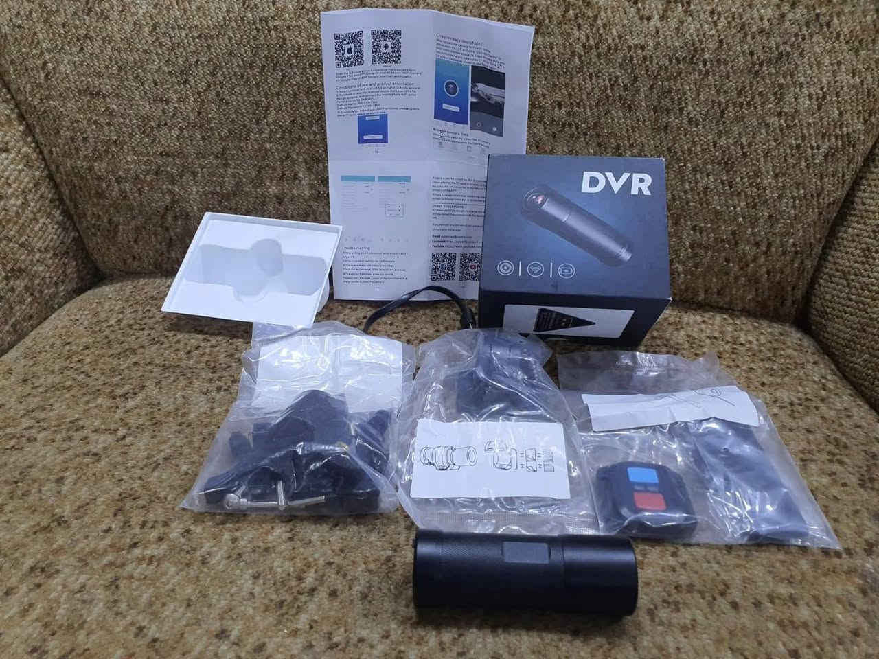 لكاميرا خوذة دراجة نارية أو كاميرا رياضية 

صغيرة محمولة (DVR).
يُظهر التصميم الأيقوني على الصندوق أن الجهاز يُستخدم غالبًا في أنظمة الأمان والمراقبة أو لتسجيل الأنشطة الخارجية مثل ركوب الدراجات النارية والدراجات الهوائية. 
معلومات المنتج
نوع الجهاز: مسجل فيديو رقمي (DVR) أو كاميرا داش محمولة.
التطبيق الأساسي: يُستخدم عادةً ككاميرا أمان أو مراقبة أو كمسجل قيادة للدراجات.
الميزات المشار إليها بالرموز:
الكاميرا (العين): تشير إلى وظيفة التصوير والتسجيل.
الواي فاي (WiFi): تشير إلى إمكانية الاتصال اللاسلكي، مما يتيح المعاينة في الوقت الفعلي أو نقل الملفات عبر تطبيق الهاتف المحمول.
التخزين (بطاقة SD/القرص الصلب): تشير إلى أنه يخزن اللقطات محليًا على وسائط تخزين.
الطاقة/البطارية: تشير إلى متطلبات الطاقة أو أن الجهاز يحتوي على بطارية مدمجة.
 السعر 55 الف دينار .
متوفر توصيل لكل العراق
لطلب الاتصال على الرقم 
*********** بغداد, العراق
