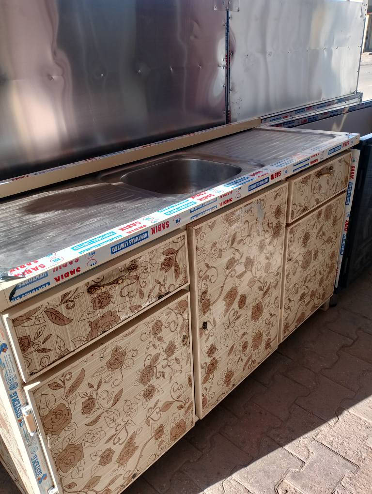 سلام عليكم كاونتر مستعمل نضيف جداً قياس مترين+سنكي متر نص السعر 200وبي مجال كربلاء  حي العسكري العابد مقابل مستوصف ***********او*********** كربلاء, العراق
