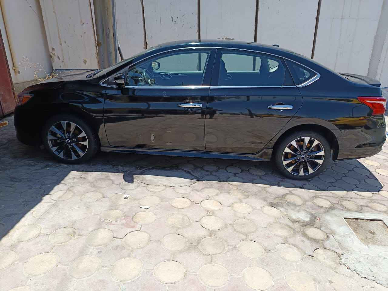 نيسان سينترا 2017 SR بدون صبغ
المواصفات 
مواصفات SR المعروفة 
ويل كب رياضي 
كاميرا خلفية
لايت زينون بلادي 
بلوجكترات بلادي 
كاميرا خلفية 
سبايدر صندوك بلادي 
مودات قيادة eco+sport+normal
كروس سرعة وتحكمات ستيرن جهتين واوامر صوتية 
تدفئة كشنات 
بصمة تشغيل +ابواب +صندوق

الصيانة والتبديلات  
المحرك والكير _مكفولات برغي مامصلح بيها كلها على وضع الشركة ناعمة واقتصادية وتسحك اي نوع بانزين محسن او عادي تنسى شي اسمه دونص 
التبريد _ممتاز على وضع الشركة وبارد ثلج بعز الصيف 
الحدادية والتايرات / تخم تاير جديد ياباني نوع تويو 
صدر جديد كامل اصلي شركة قبل شهرين بدلته جميع الصدر ماعدا الدبلات .. اي طسة مابيها 
دهن الكير تم تبديله من مشت السيارة 60 الف حسب توصيات الكاتالوك دهن نيسان الاصلي ns3 مع جميع الفلاتر كلها الاصلية .

الاعطال والنواقص 
الحمد لله مابيها اي عطل نهائيا كلها على وضع الشركة 
فقط بيها نقص الشمسيات لازم تتبدل لان كسروها الجهال غير هاي كلشي مابيها الحمد لله .

السيارة ماشية 83 الف قابل للزيادة 
السعر المطلوب 125 ورقة وبيها مجال حگ الجية والضيافة
شرط التحويل 
***********
مكان السيارة الانبار الفلوجة  
وسلامتكم الفلوجة, الأنبار
