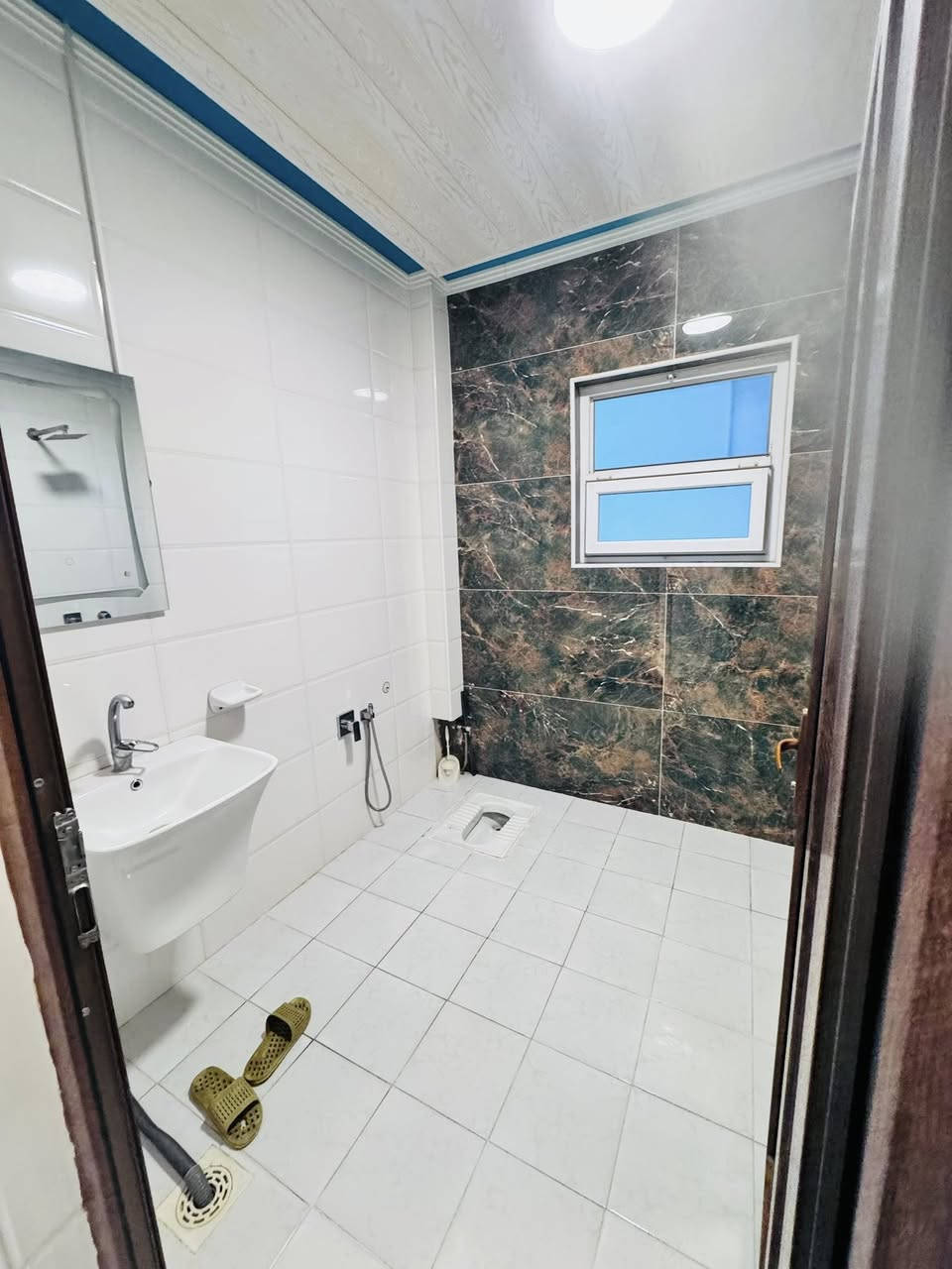 دار لرهن مساحه 80 متر مكانه نجف مجمع بيتي مقابيل مجمع لكرار سعر رهن 15 وسنه وقابل لتجديد يحتو عله غرفه ومطبخ ومطبخ حار وحمام 
استفسار

***********
