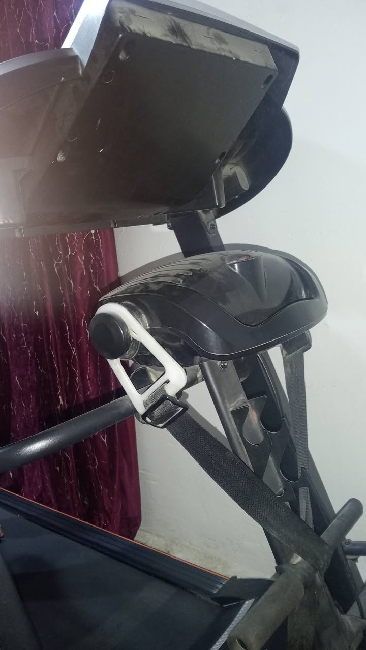 جهاز جري مستعمل من شركه sport
جهاز جبلي يحمل وزن 200kg وحساس قلب وسماعات وشحن تلفون رجاج البطن 
رقم الهاتف ***********
