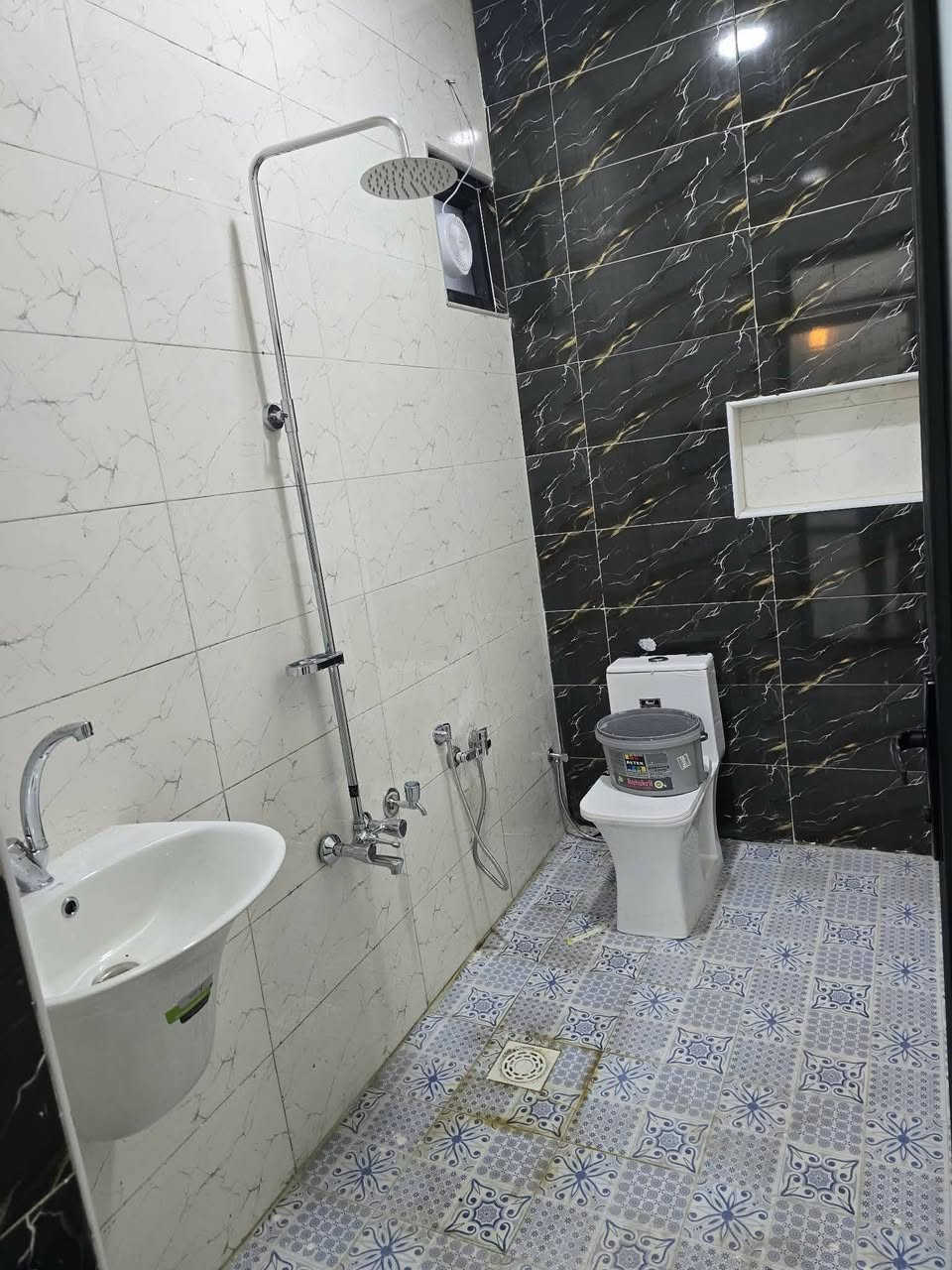 🏡2 بيوت للبيع_بناء حديث غير مسكون كونكريت مسلح
الديوانية / مجمع حيدر ابن حجي هندي بلوك 13 حولي الجامعة . 
🔸طابو زراعي سند 25  . 
المساحة 200م² – طابق واحد
🔹 2 غرفه نوم + استقبال + صالة
🔹 3 صحيات
🔹 مطبخ 
📞 للاستفسار: [***********
🔸 او مراسـلة الصـفـحـة مراجعه مكتب 🏢 العاصمة للعقارات والمقاولات العامه العنوان ام الخيل ساحه قرب البلديه الجديده اتصال ***********
