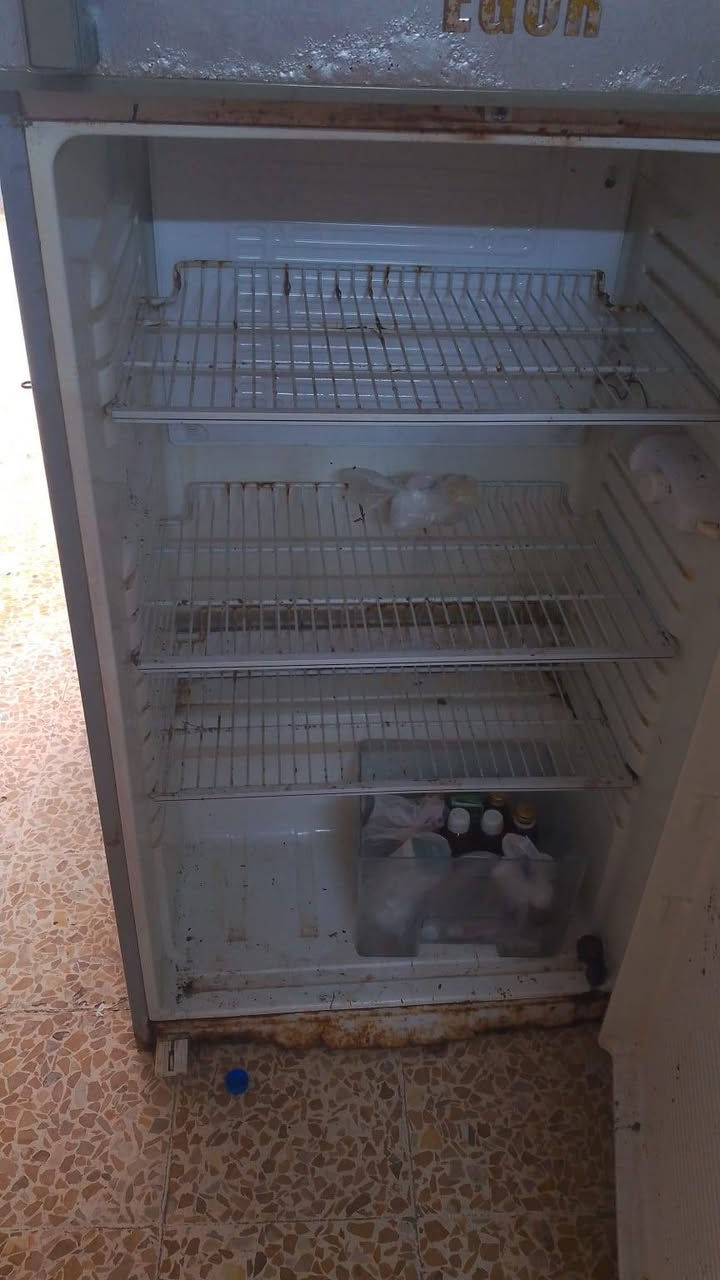 ثلاجه ايكور للبيع مال بيت شرط شغل شرط تجميد مكاني ايمن السعر 75
متوفر واتساب ***********
