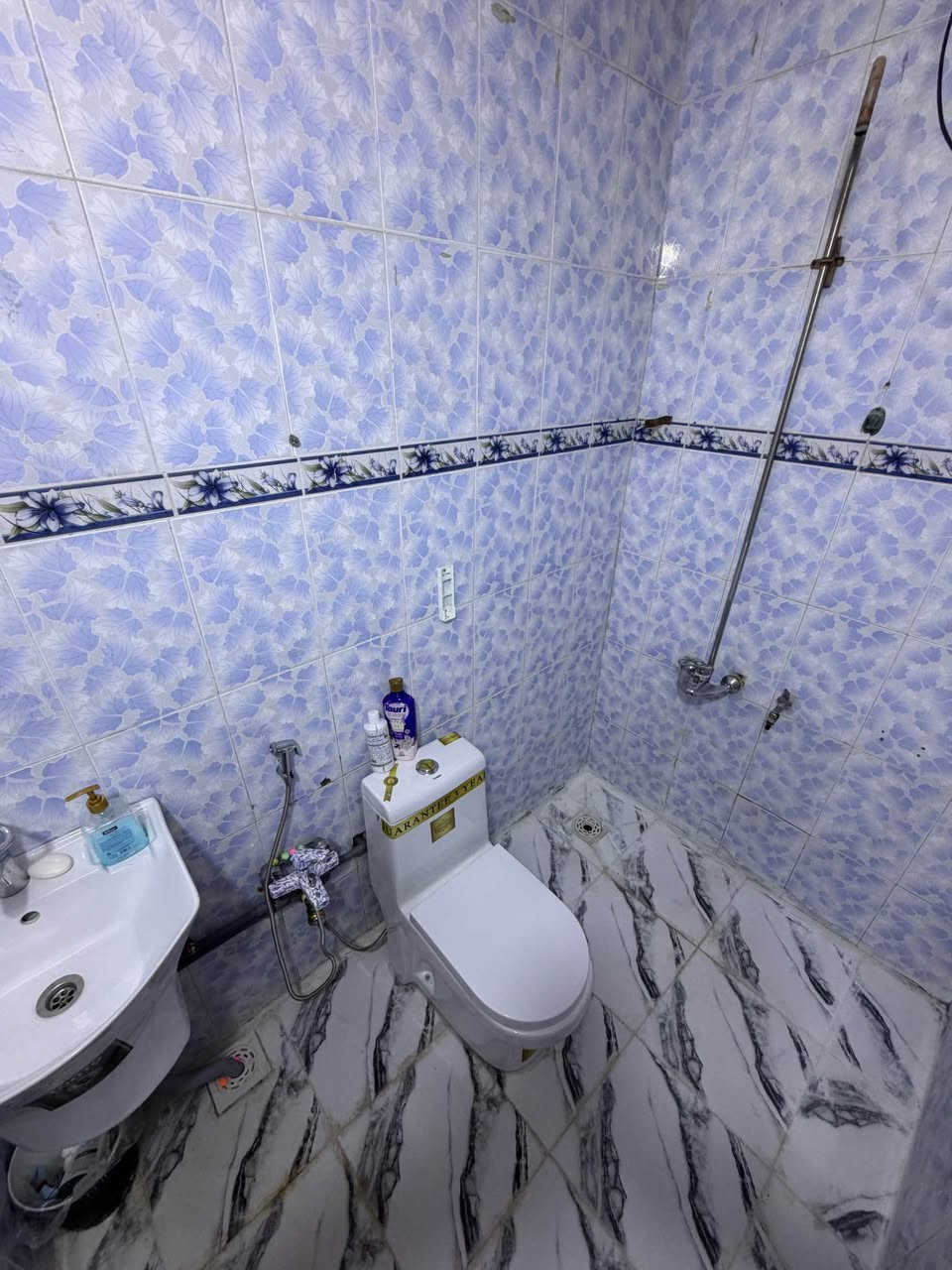 بيت مساحة ١٠٠ متر غرفتين 5×4 وحده فوك وحده جوه..... هول 6×5 من ضمنه المطبخ والحمام...... الاستقبال 6×4.... النزال 20... الواجهيه 5..... الطارمة 2×5.....   خدمات المجاري وايضا يوجد ثلاث مدارس قريبة العنوان... متوسط ما بين حي المهندسين وحي العسكري وايضا بين شارع 80 وشارع 60  الحلة.. حي الغدير حي العسكري.... قرب مدرسة الفرقان السعر 90 مليون .. هاتف... ***********‪ حلة, بابل
