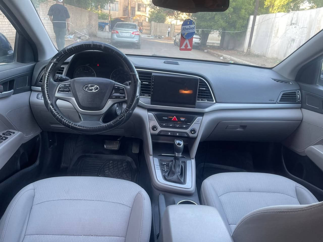 السلام عليكم النترا ٢٠١٧ صور الحادث والسونار موجود بالصور بيها٣ حالوبات بالقماره وباب الصدر جارد كير ومكينه كفاله تبريد صدر كهربائيات كلها كفاله رقم اربيل بأسم شركة تحويل او وكاله ماشيه١٢٥ الف رايدها ب١١٥$ مكاني بغداد الدوره  *********** السياره بدون اي نقص
