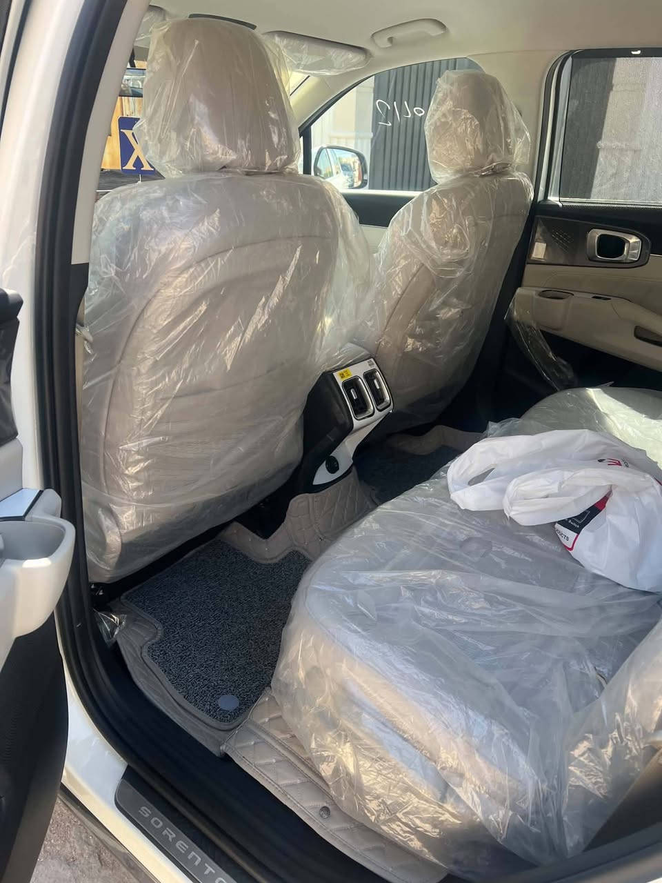 السلام عليكم . سورنتو موديل ٢٥ ضمان الدوليه رقم مثنى كفاله عامه ٦ سلندر ماشيه ٤ الف فقط يعني زيرو مواصفات الدوليه معروفه ويل ٢٠ كامرا خلفيه كير ماوس وباقي المواصفات معروفه رقم مثنى مداور بنفس اليوم مكان سماوه المركز استفسار *********** وبي وات ساب
