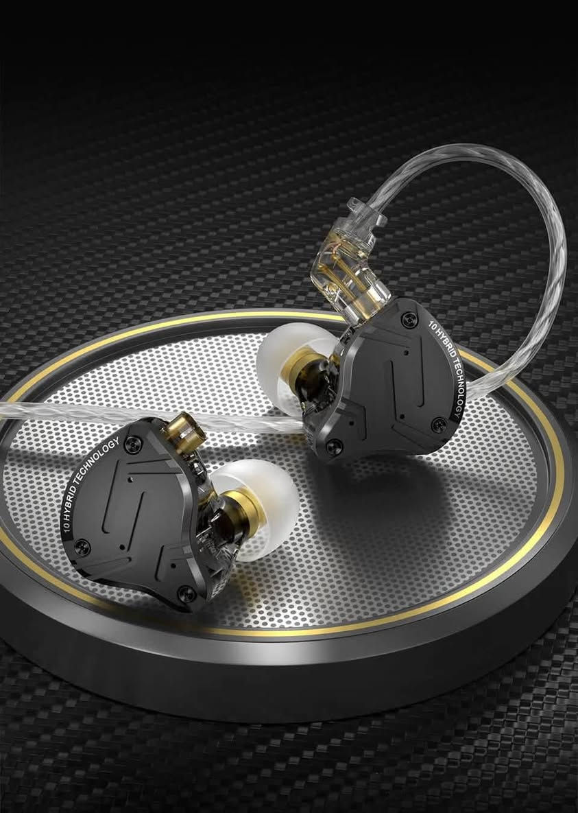 السعر 25مع التوصيل  والله گاعد يبيعوهاا ب ٥٠ و اكثر وتكدر تبحث عن سعرها و تتاكد 

سماعه KZ ZS10 PRO X

الي يدور سماعه للكيمنك و الصوت الدقيق و العزل التام هذا الخيار يخبل 

مميزاتها 

تجربة صوتية سينمائية: بفضل نظام المحركات الهجين (1DD + 4BA)، ستحصل على "بيس" عميق وقوي، مع دقة متناهية في الترددات العالية والمتوسطة تجعل كل نغمة واضحة وكأنك في استوديو تسجيل.
• الأداء الذي يحتاجه المحترفون: دقة الصوت العالية تمنحك أفضلية في الألعاب؛ ستسمع أدق تفاصيل خطوات الأقدام والأصوات المحيطة قبل أي شخص آخر.
• تصميم يجمع بين الفخامة والراحة: واجهة معدنية أنيقة مع هيكل مريح للأذن، مصمم لتدوم معك طويلاً دون أن تسبب أي إزعاج حتى بعد ساعات من الاستخدام.

بالفضة لضمان أفضل نقل للإشارة، مع خيار إضافة كابل بلوتوث مستقبلاً لتحويلها إلى سماعة لاسلكية في أي وقت.
• عزل مثالي: تصميم "داخل الأذن" (IEM) يعزلك عن ضجيج العالم الخارجي لتركيز كامل في عالمك الخاص.

هذا مميزاتها من اذكاء الاصطناعي حتا لا تكول يجذب علينه

رقم التواصل/ ***********

