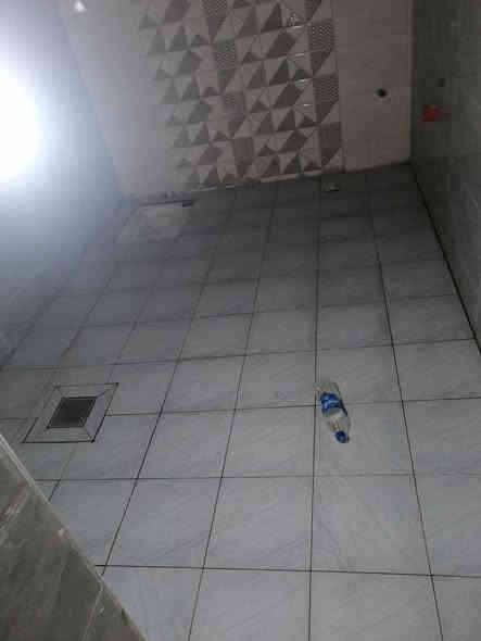 السلام عليكم خلفة سيراميك شغل درجه اولئ نشتغل لوح ارضي وجداري وتصفير الارضيه بالماده الاصقه***********
