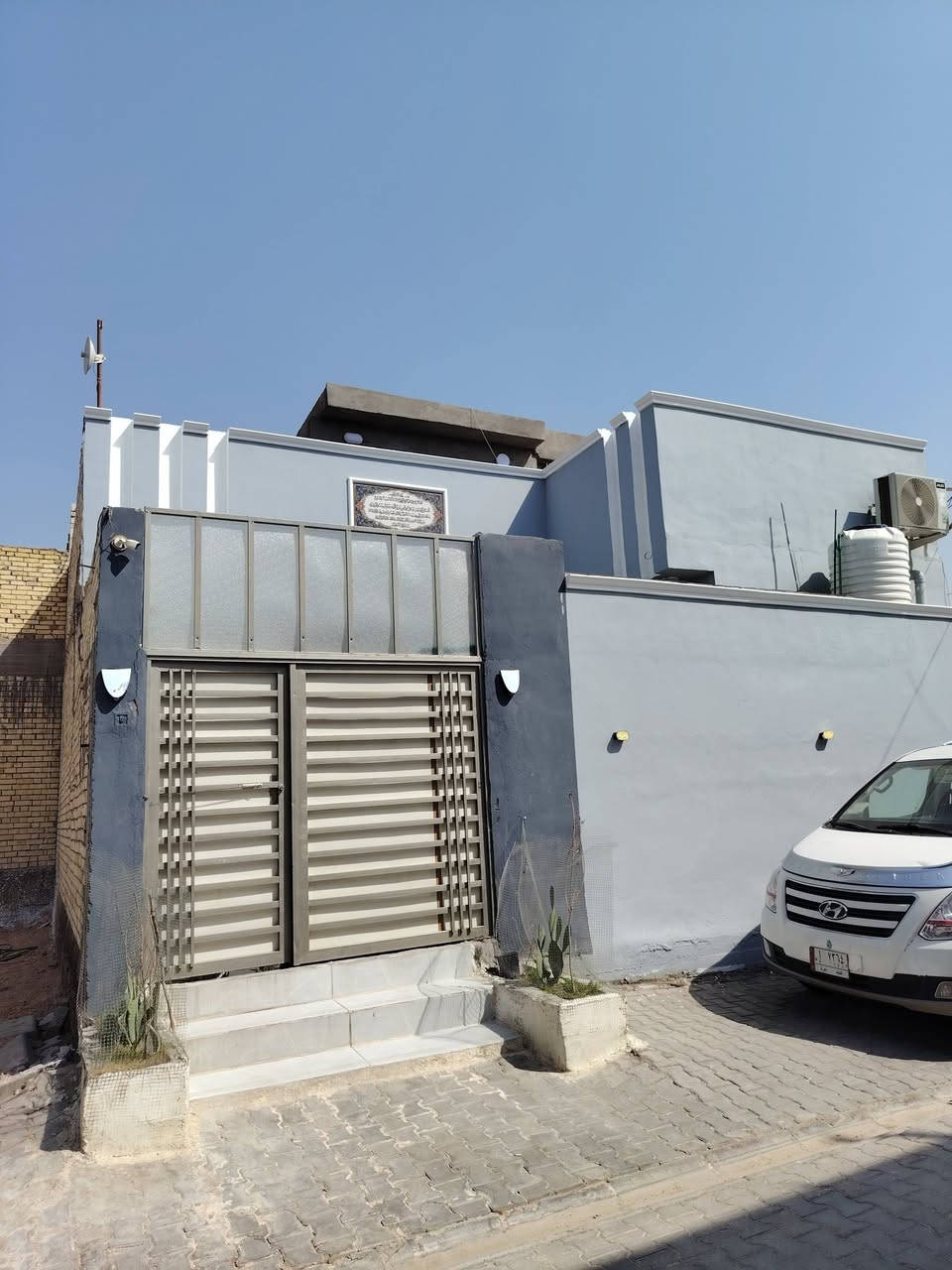 السلام عليكم اخوان صباغ واجهات داخل وخارج 🏡اوتنضيف وصبغ حديد بيبان وشبابيك وا انواع الحديد شرط شغل درجه اولا الي عنده صبغ اني برسم الخدمه خاص واتساب أو الاتصال على هاذ الرقم ***********
