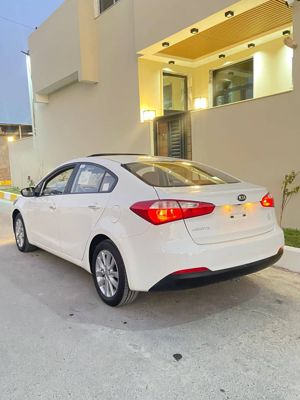 السلام عليكم سيراتو موديل ١٦ رقم بغداد تحويل ثاني يوم مكفوله كفاله عامه فول مواصفات محرك ٢٠٠٠ مكان السياره ناصريه ماشيه ١٠٠سعرها ١٤٨ بيها مجال شي بسيط حك الجيه لاستفسار ع الرقم التالي ***********
